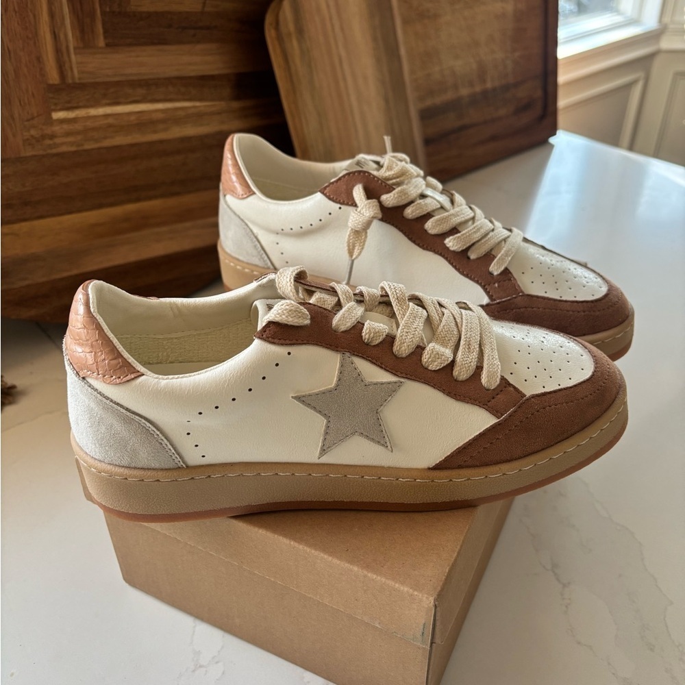 Mi,iM White and Taupe Star Sneakers in size 7.5 . New still in box - Picture 2 of 13